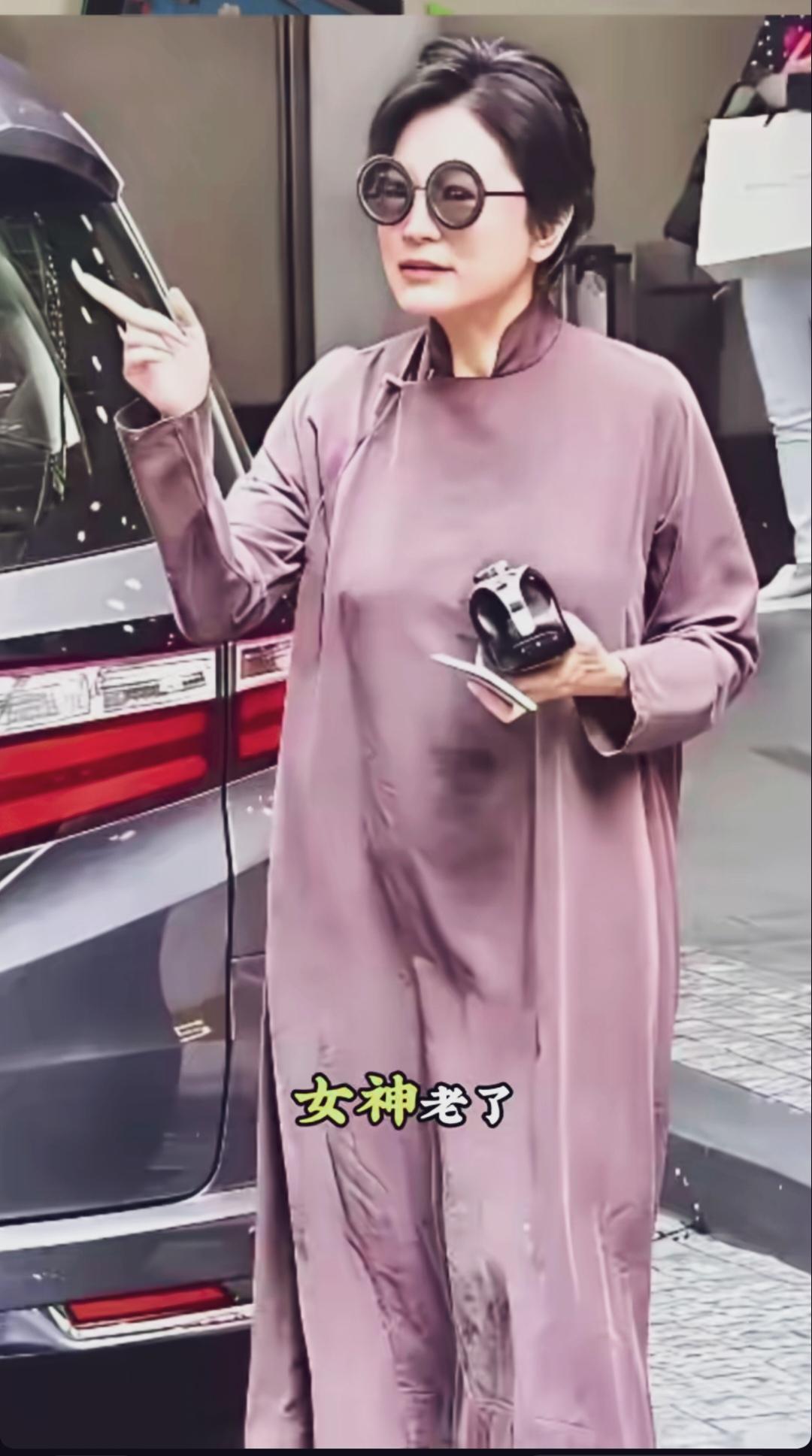 林青霞身穿藕色中式长袍无精修滤镜，完整呈现她自然衰老的真实自然！