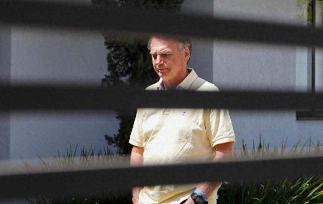 凌晨6点的巴西利亚警灯闪到刺眼，警察直接破门而入，把前总统博索纳罗当场架走，这波