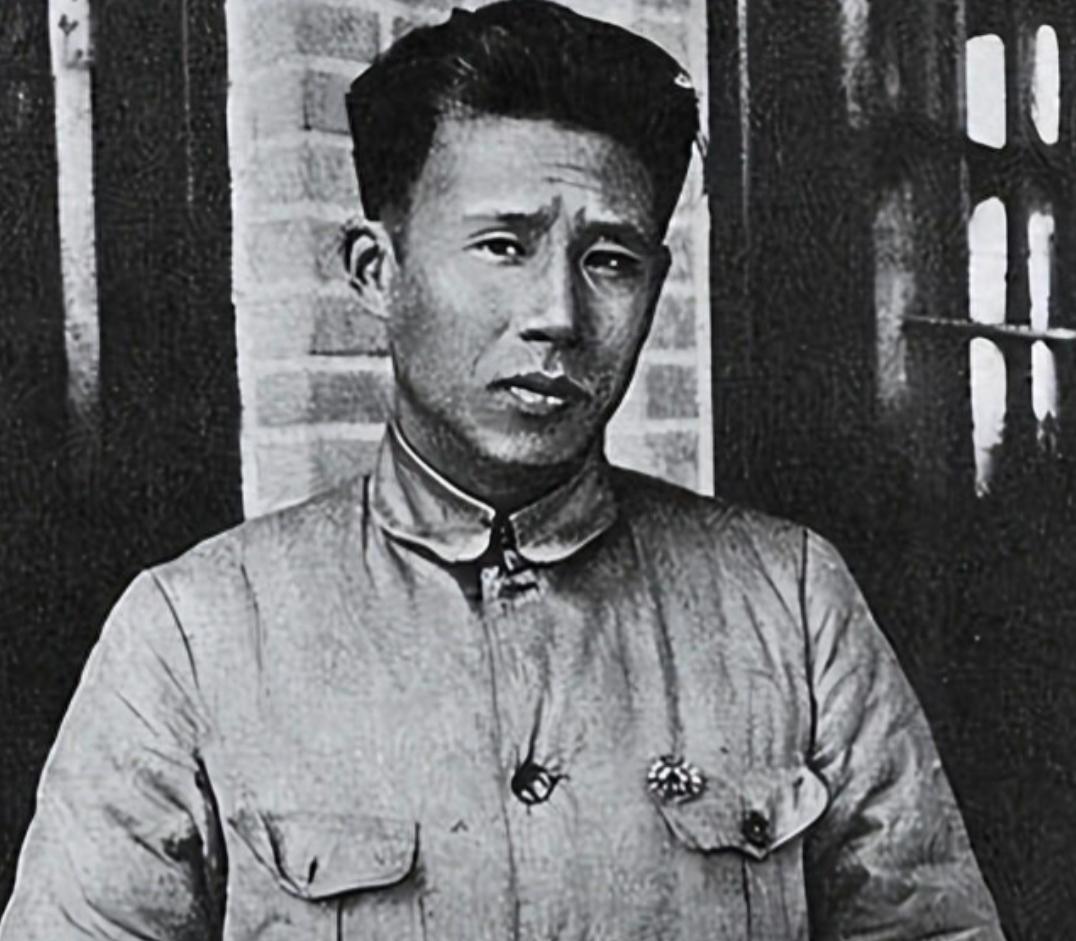 1933年，被捕的廖承志在狱中看见了同样被捕的陈赓。他灵机一动，对陈赓说："我有