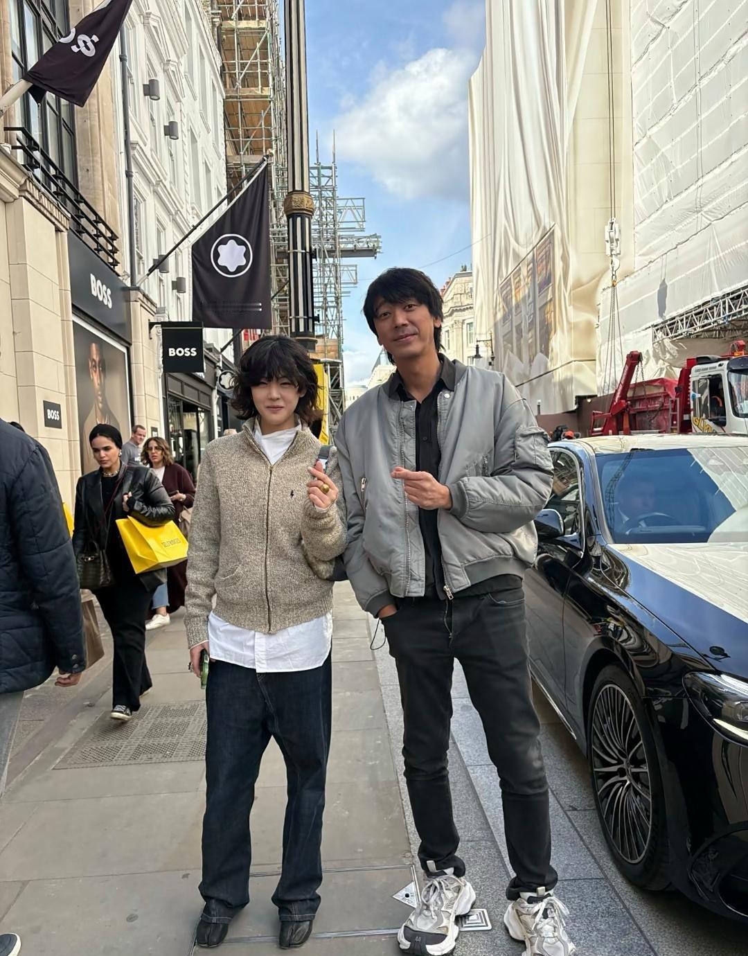 54岁苏见信在英国街头被偶遇，个子是真高，就是他的裤子拉链忘了拉上，看起来非常尴
