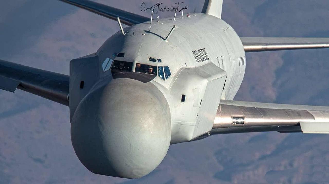 上世纪90年代，以色列军工改进的费尔康预警机，这架预警机虽然只造了一架，但是凭借