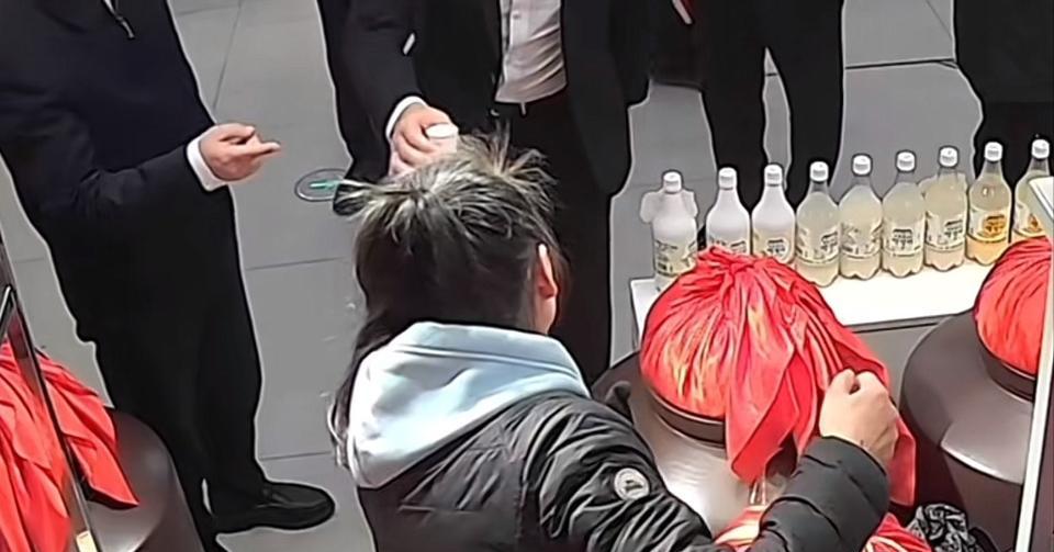 京东集团大老板刘强东到东北考察逛市场，经过一间卖散装白酒的小店，他停下来，问老板