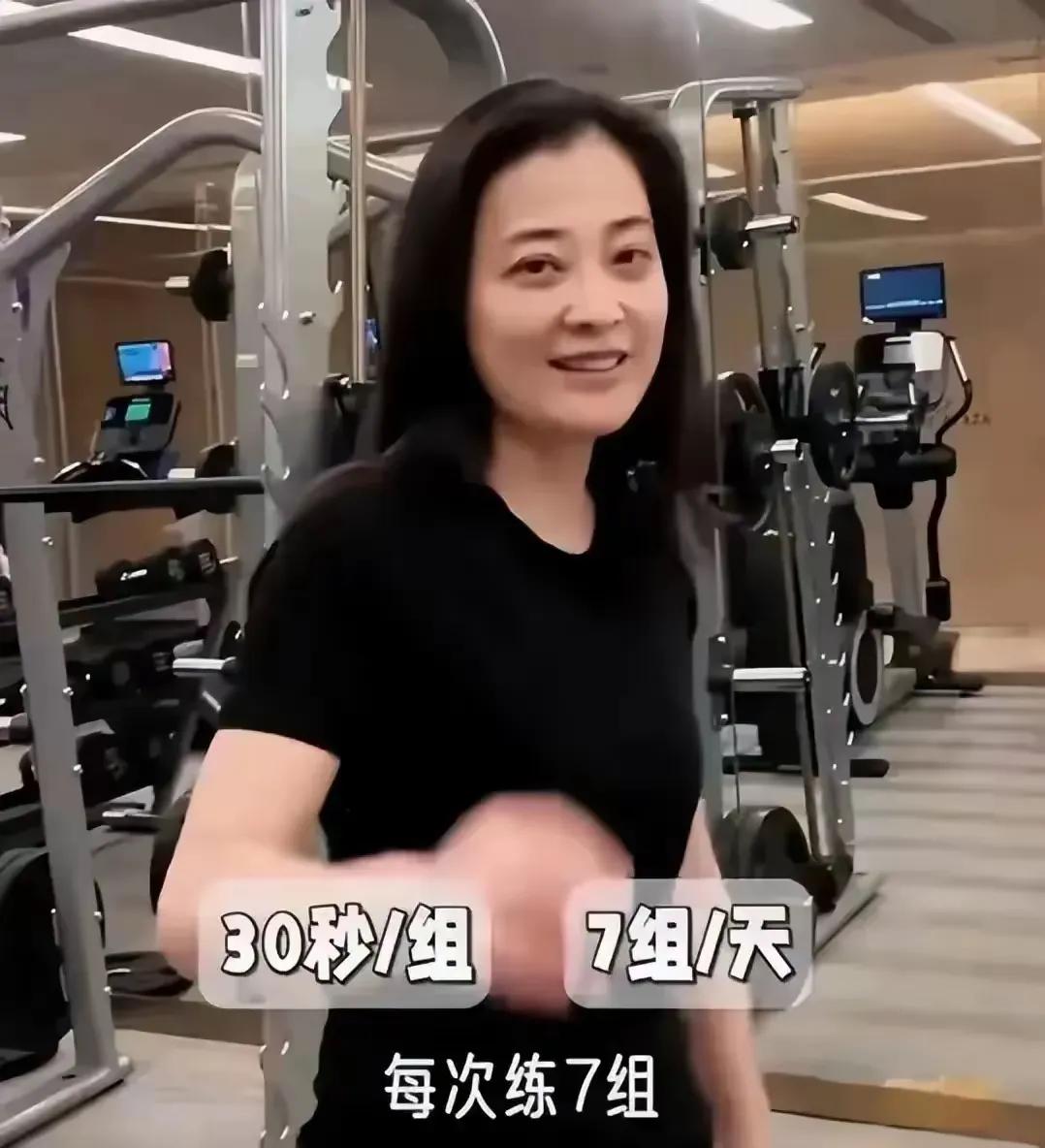 49岁梅婷晒素颜健身照，她穿黑色T恤又瘦又美，年近半百脸没垮！提到梅婷，总是