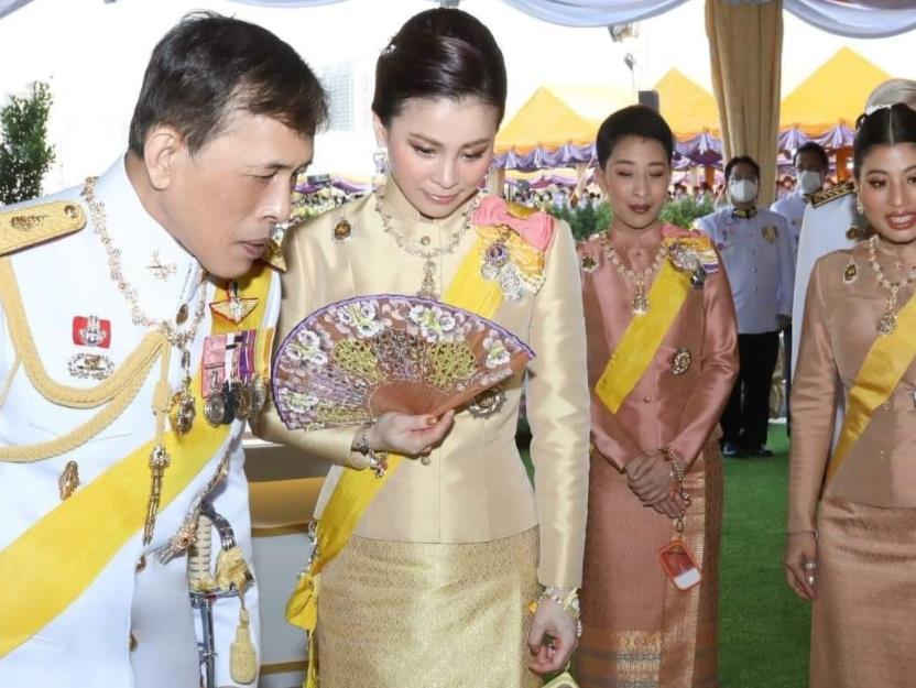 苏提达王后低头一瞬间，温柔又可爱。泰王选的王后，既大女人又小女人。