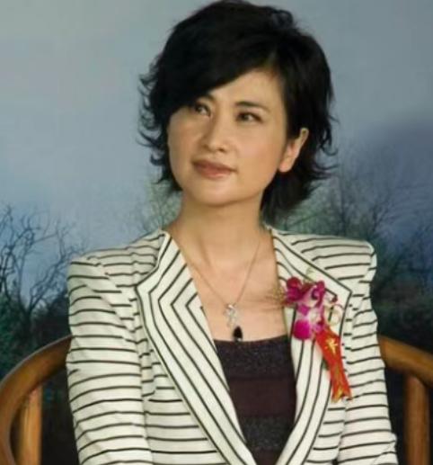 2000年，知名主持人吴小莉来到浙江，见到了自己同父异母的哥哥，她见哥哥家徒四壁