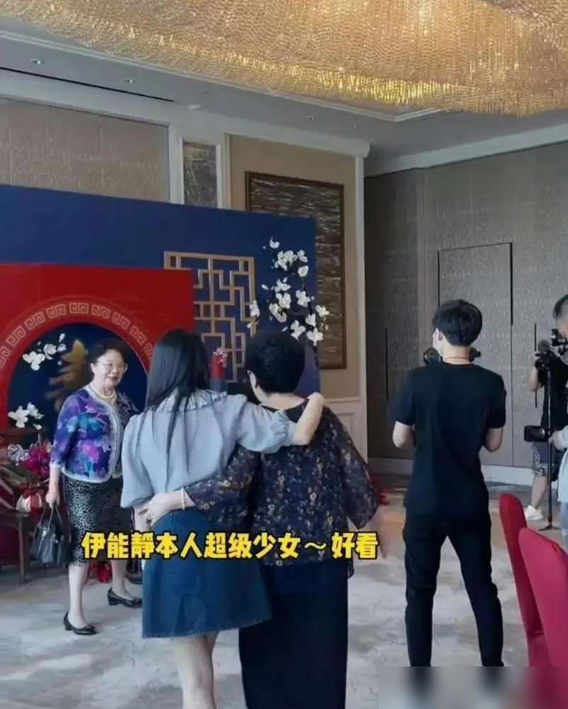 住几千万的沈阳别墅，端上桌的是花生米和炒面。伊能静带着米粒回秦昊老家，视频里那独栋，宽敞得能跑马。结