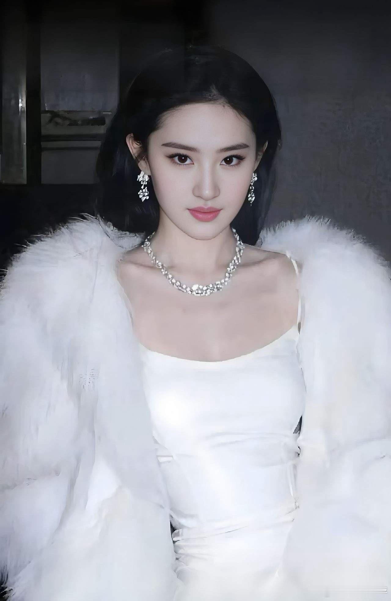 1.刘亦菲之前就知道自己没得奖，所以没去出席，不过这事被嘲讽得挺厉害。2.大