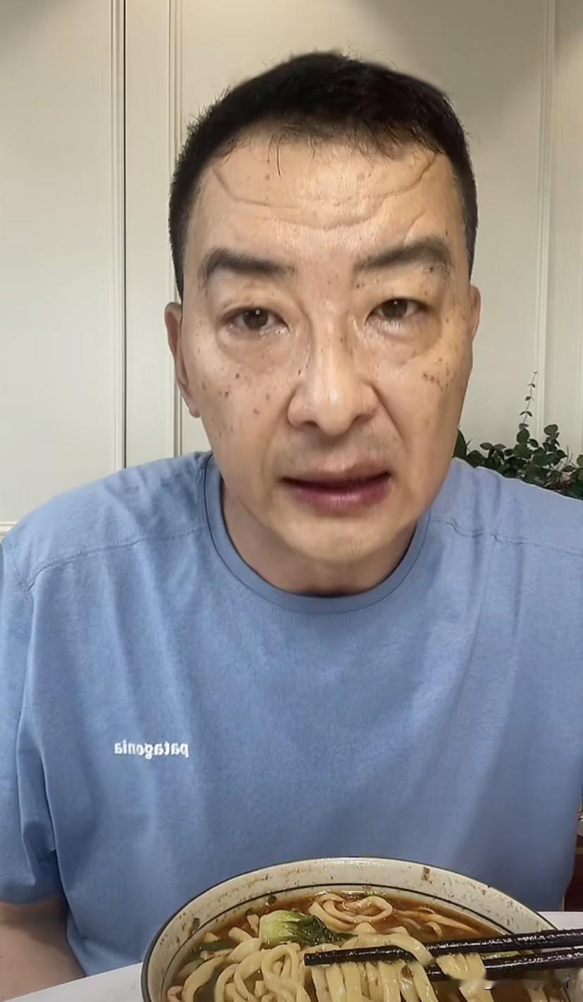 岁月催人老，这还是《蜗居》里的苏淳吗？脸上长满老年斑，抬头纹明显，整个人好像变了