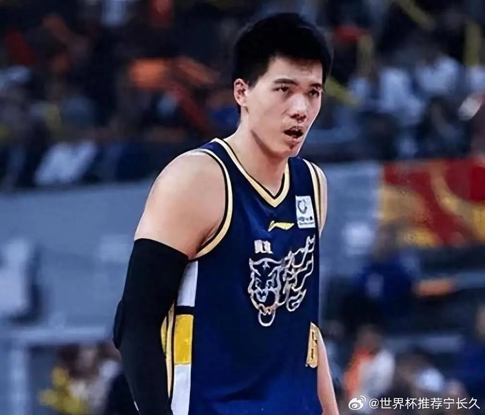 不吹不黑！徐昕与焦泊乔本赛季的数据对比！！！徐昕22岁，身高2.26米，体重12