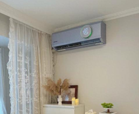 上周陪朋友去买空调，销售问“预算多少”，他张嘴就说“七八千吧”。我赶紧拉住他：你