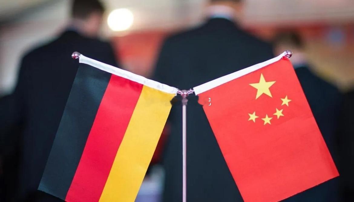德国《柏林日报》近日发表评论写道：“德国政界想必是真心相信，只要对中国使坏，就能