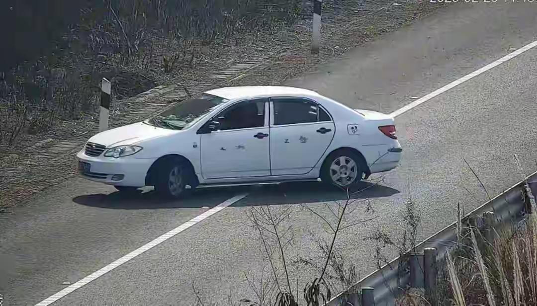 惊魂瞬间！四川S53高速沱牌收费站，男子载妻女匝道疯狂逆行，交警怒罚背后是千万家