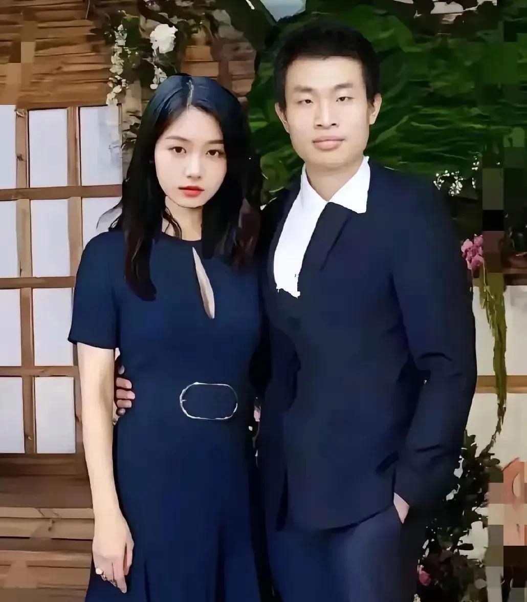 网友为韦神操碎了心这不，硬生生的给韦神配个姑娘。别说，这样一看还挺登对。韦