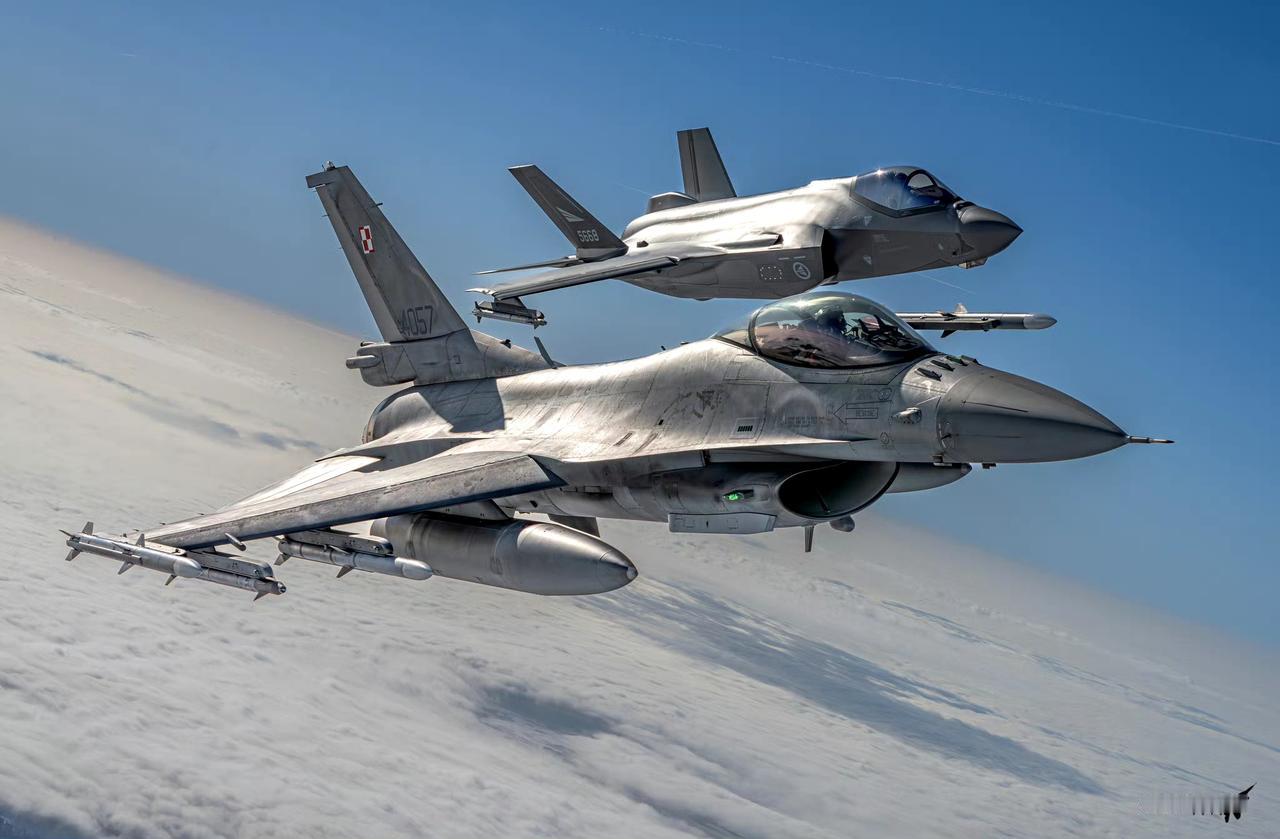 战机欣赏：摄影师Gawronski拍摄的一组F-35与F-16战斗机照片。两者