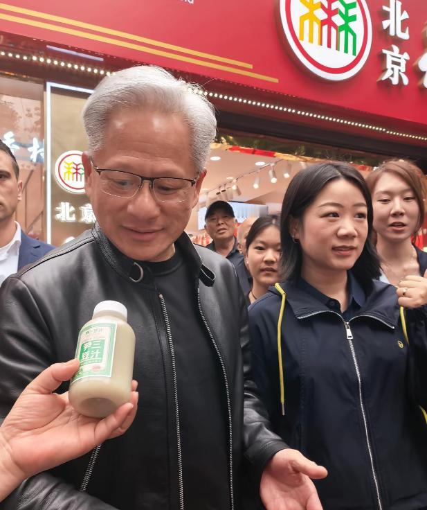 曝黄仁勋在北京逛街时送路人一个红包，而且红包的正面还有一个“黄”字，背面还有黄仁