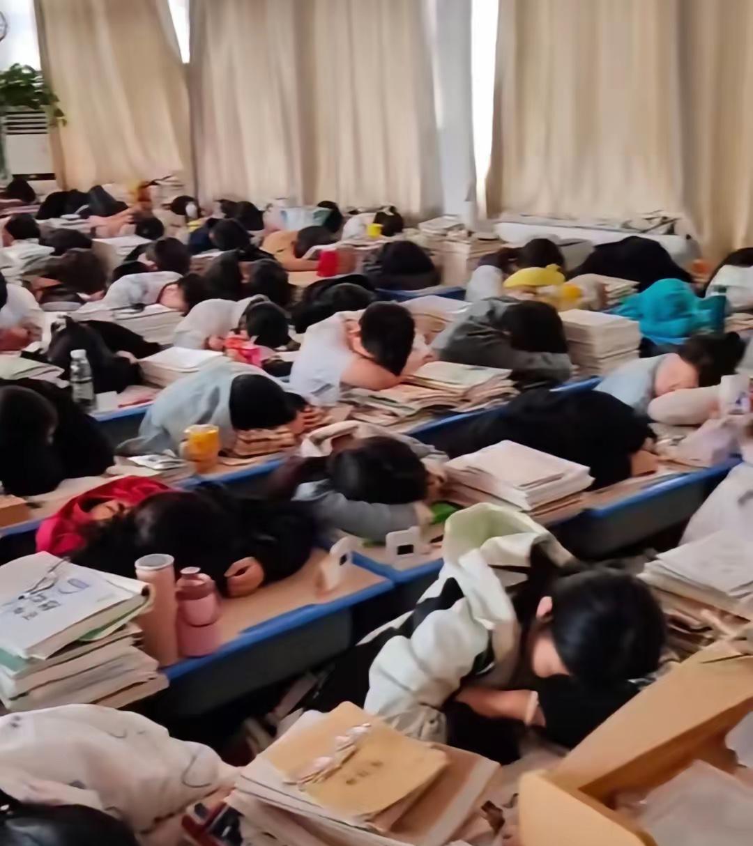 听高三侄女跟我一说我心里真挺感慨的。​​她们班原来54个同学，这一到高三，27