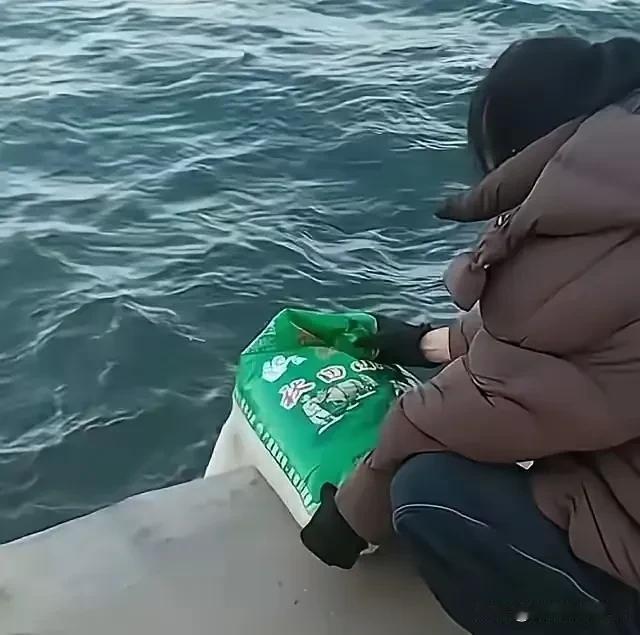 “活久见！”辽宁葫芦岛，一女子去海边游玩，突然看到好几个人在往海里倒东西，本以为