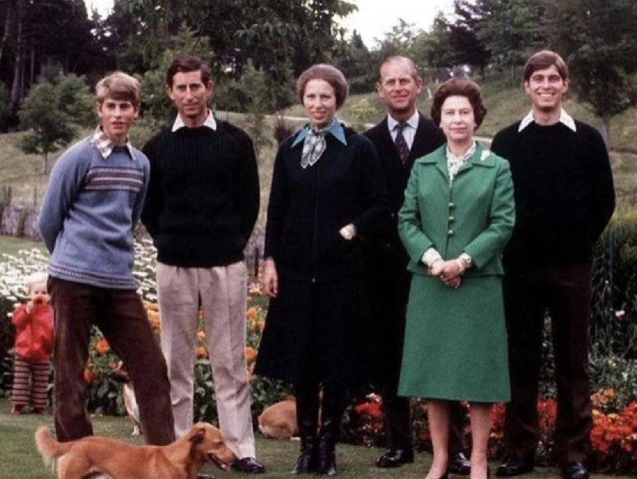 伊丽莎白二世一家六口的全家福。皇家重长子，百姓爱幺儿。这话放在英女王家里却是