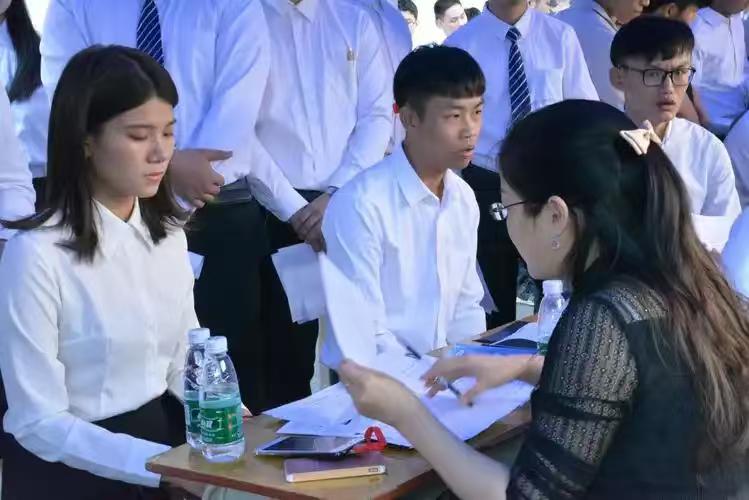 为什么大公司总是紧盯着你的“第一学历”？朋友，你先记住一句扎心的话：因为在他们眼