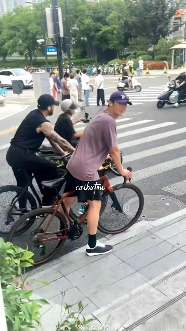 黄景瑜把自行车拎出了纸片感黄景瑜单手拎自行车黄景瑜又凭力气上热搜了，单手拎自行