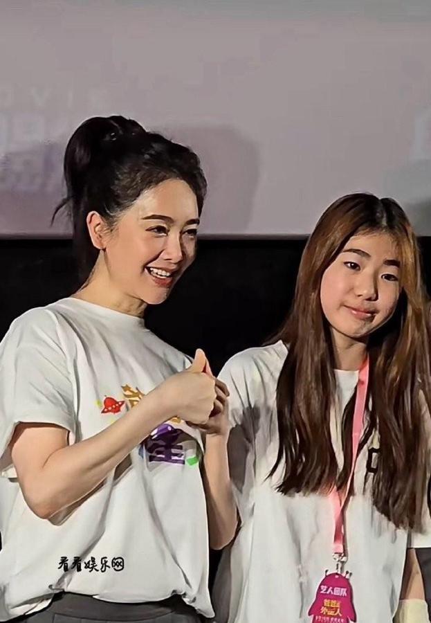 左小青离婚4年成单亲妈妈，母女同框好温馨，女儿浓眉小眼很耐看，14岁女儿遗传了爹