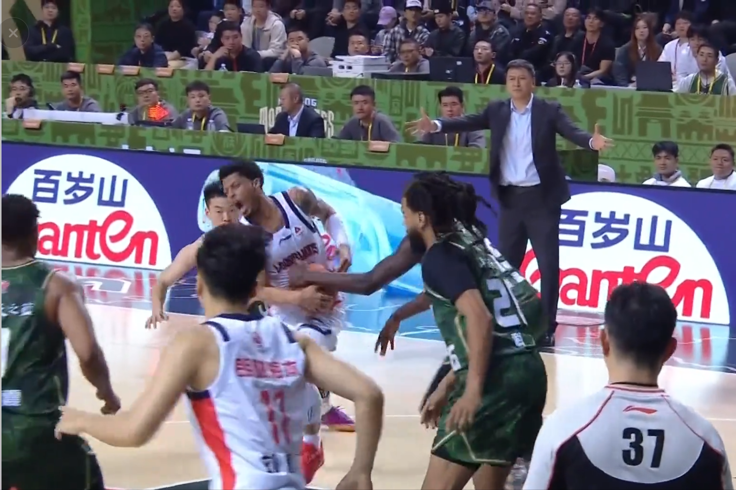 41岁歌手CBA首秀，5中0一分未得，郭昊文空砍20分