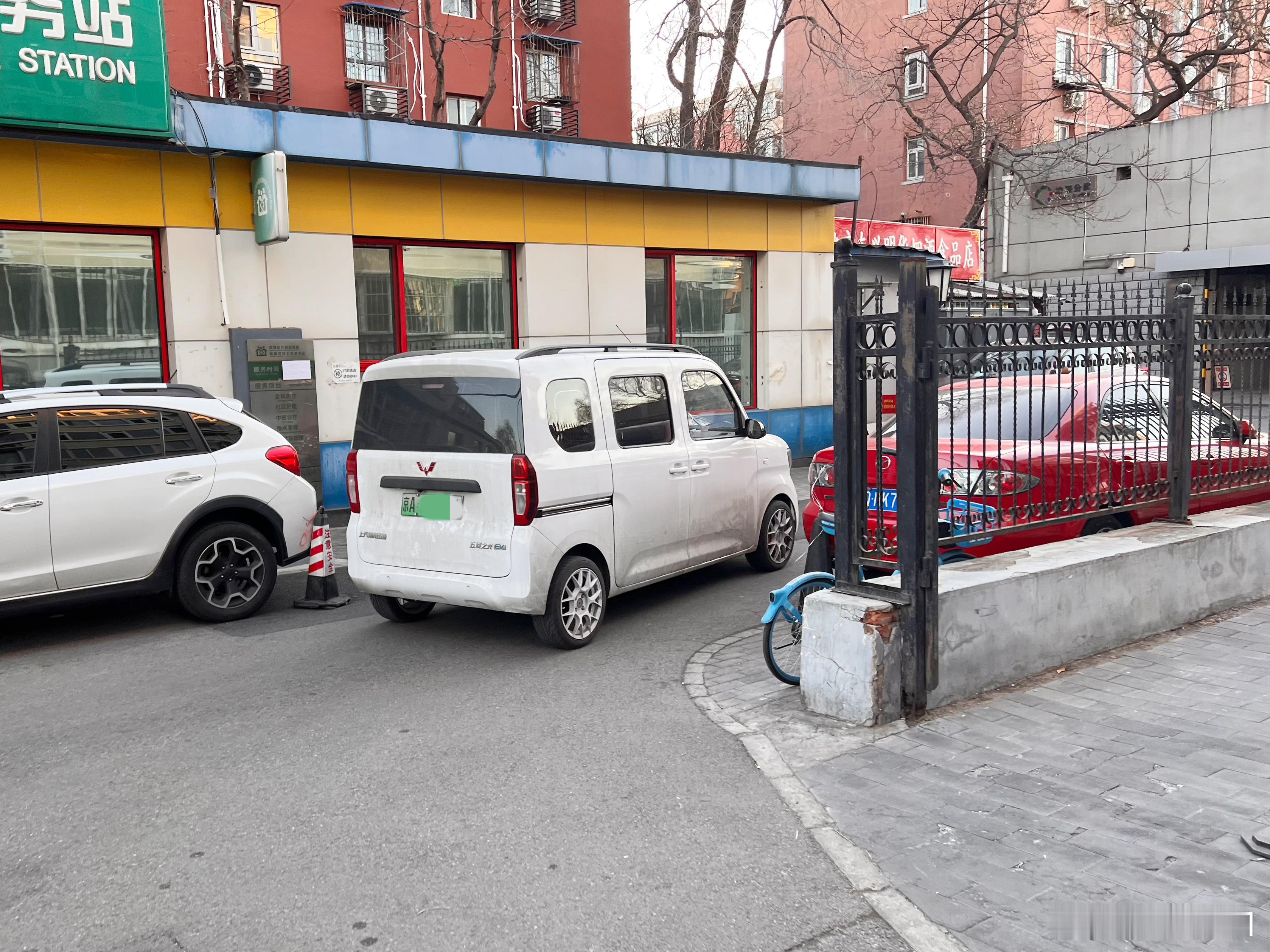 闺女去同学家玩儿，在胡同里看到了改宽胎的五菱之光EV！甭说，这小方块在北京这种拥