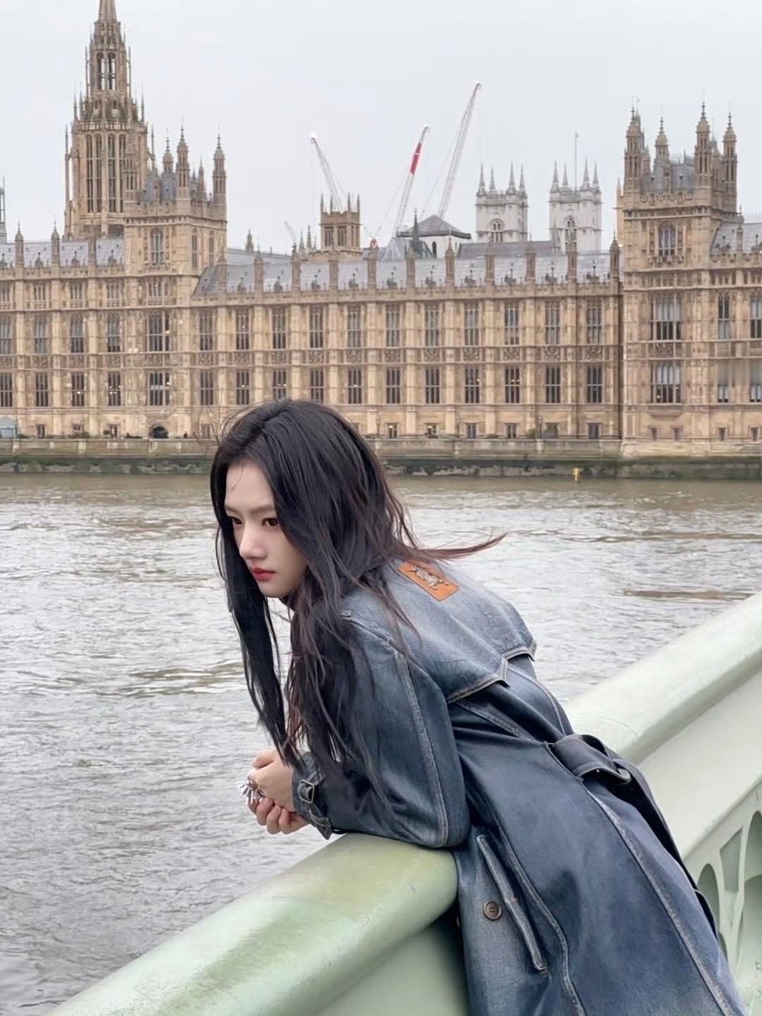 任敏比例任敏G社生图救命！任敏伦敦时装周这套黑长直+牛仔风衣，直接把清冷高智