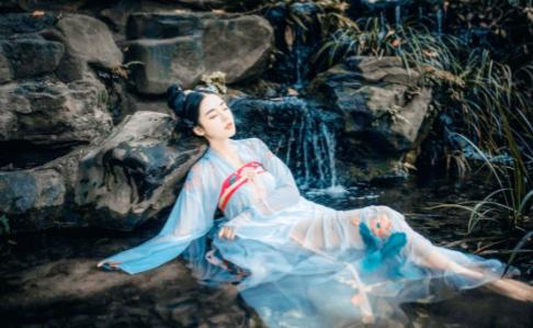 明朝年间，有一个名妓生得十分美貌。14岁那年，老鸨让她第一次接客，她答应了，但是