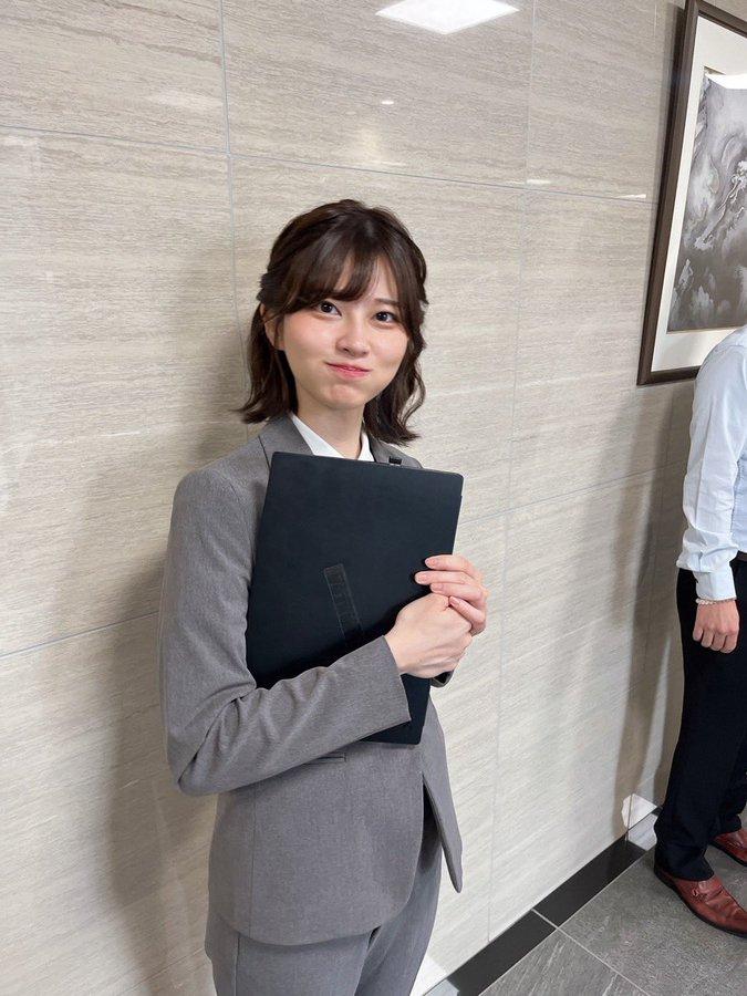 典型的樱花妹，近期在全球网络上爆火的日本OL荒木佐保里ArakiSaori，也
