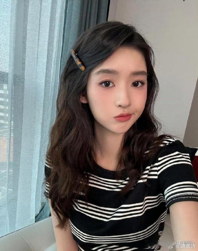 简约发卡，尽显独特魅力。王玉雯轻戴，瞬间绽放惊艳光彩，时尚感拉满，让人移不开眼。
