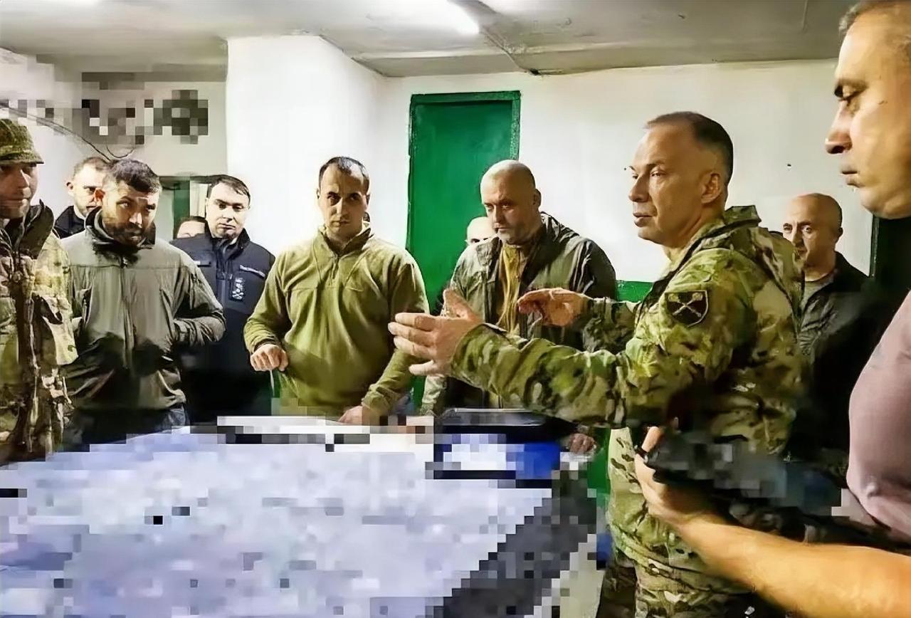 乌军总司令西尔斯基用皮靴碾过波克罗夫斯克焦土，向全球投下一枚信息核弹：