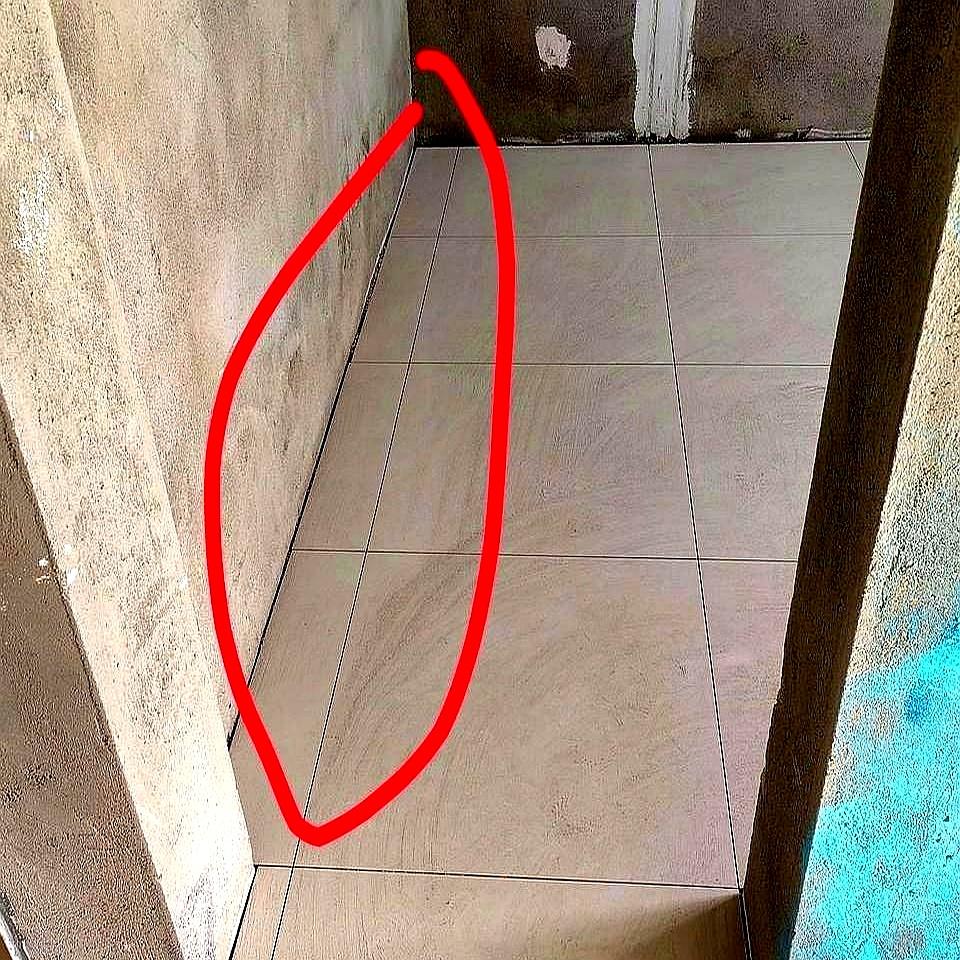 三个卧室门口，齐刷刷地，都躺着一条十几厘米宽的“遮羞布”。当初她就是看中