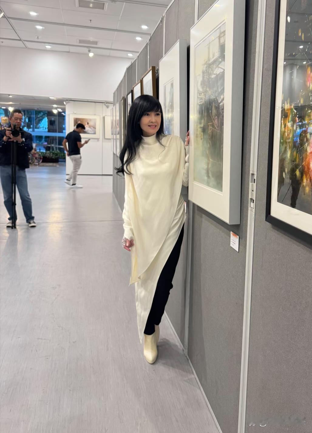 58岁周慧敏在香港看画展，她看起来太美了，外表完全不显老，体态优雅，好会保养啊！