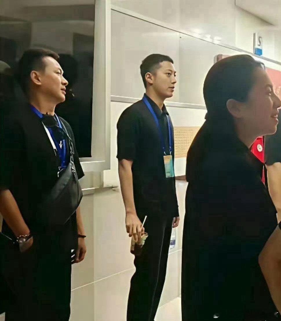 直到看到赖冠霖退圈前后造型对比，一下子就变得很专业的样子了