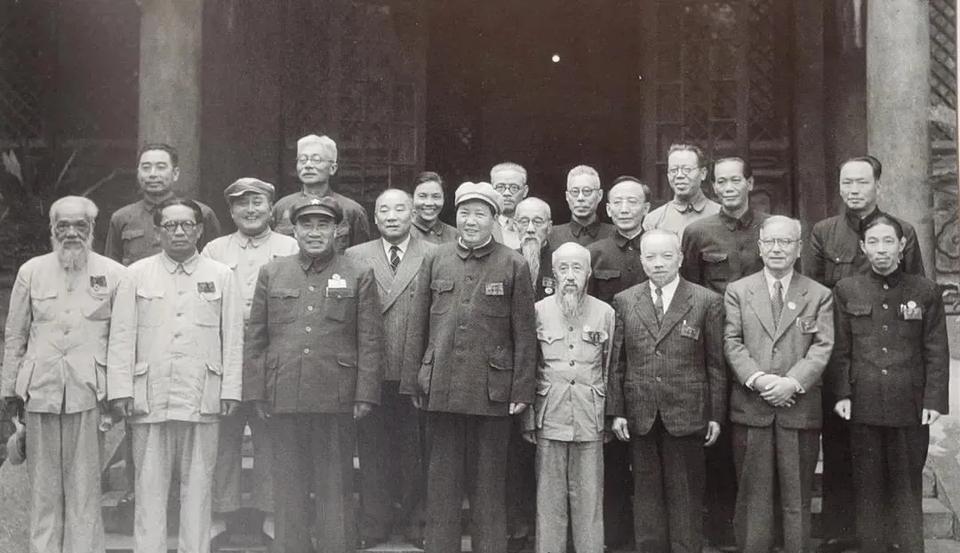 这是新中国成立前1949年7月5日，毛主席，朱总司令，周恩来同新政治协商会议筹备