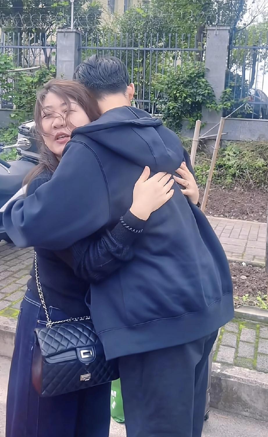叶锐聪弟弟真幽默弟弟帮哥哥收的红包，本身说好了一分不要，全部还给哥哥，只需要
