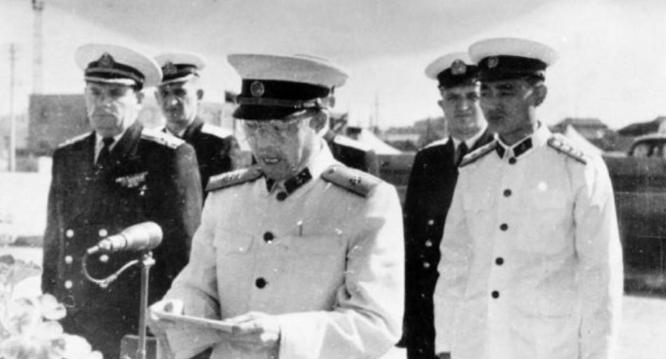 1960年，北海舰队副司令邓龙翔少将夜值时，发觉烟盒已空，便唤来参谋：“取钱，为