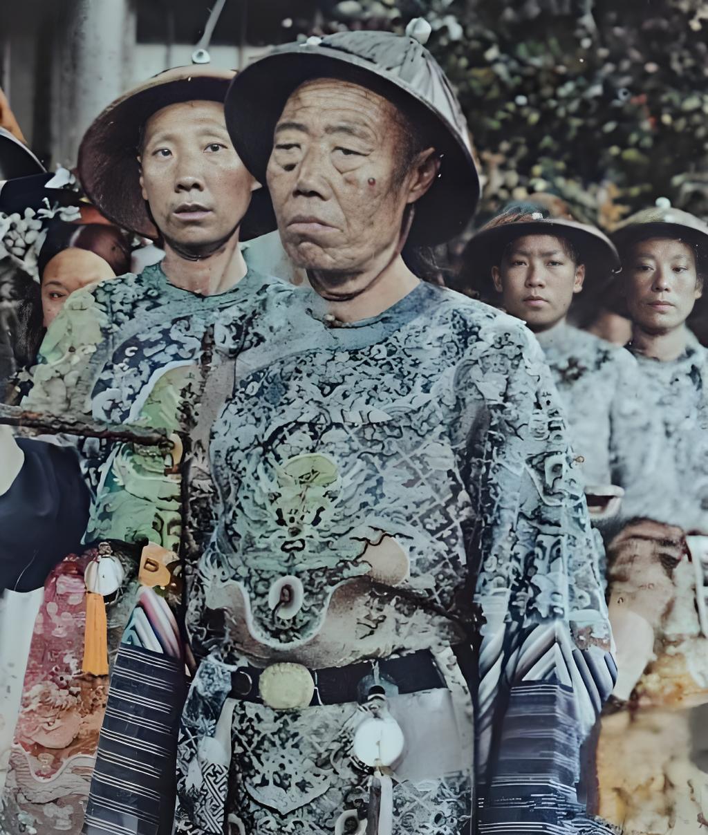 李莲英，原名李进喜，慈禧身边的大总管，清末最具影响力的宦官之一，历经咸丰、同治、