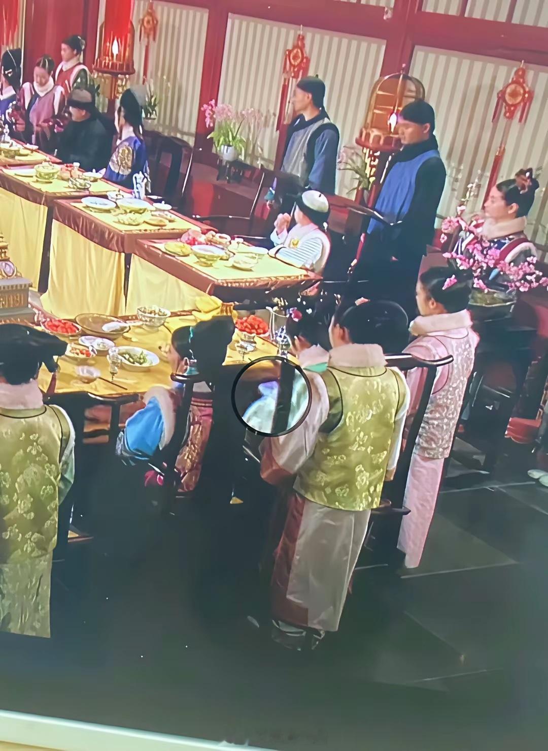 甄嬛传穿帮镜头——淳儿真的在玩手机，我终于看到了！