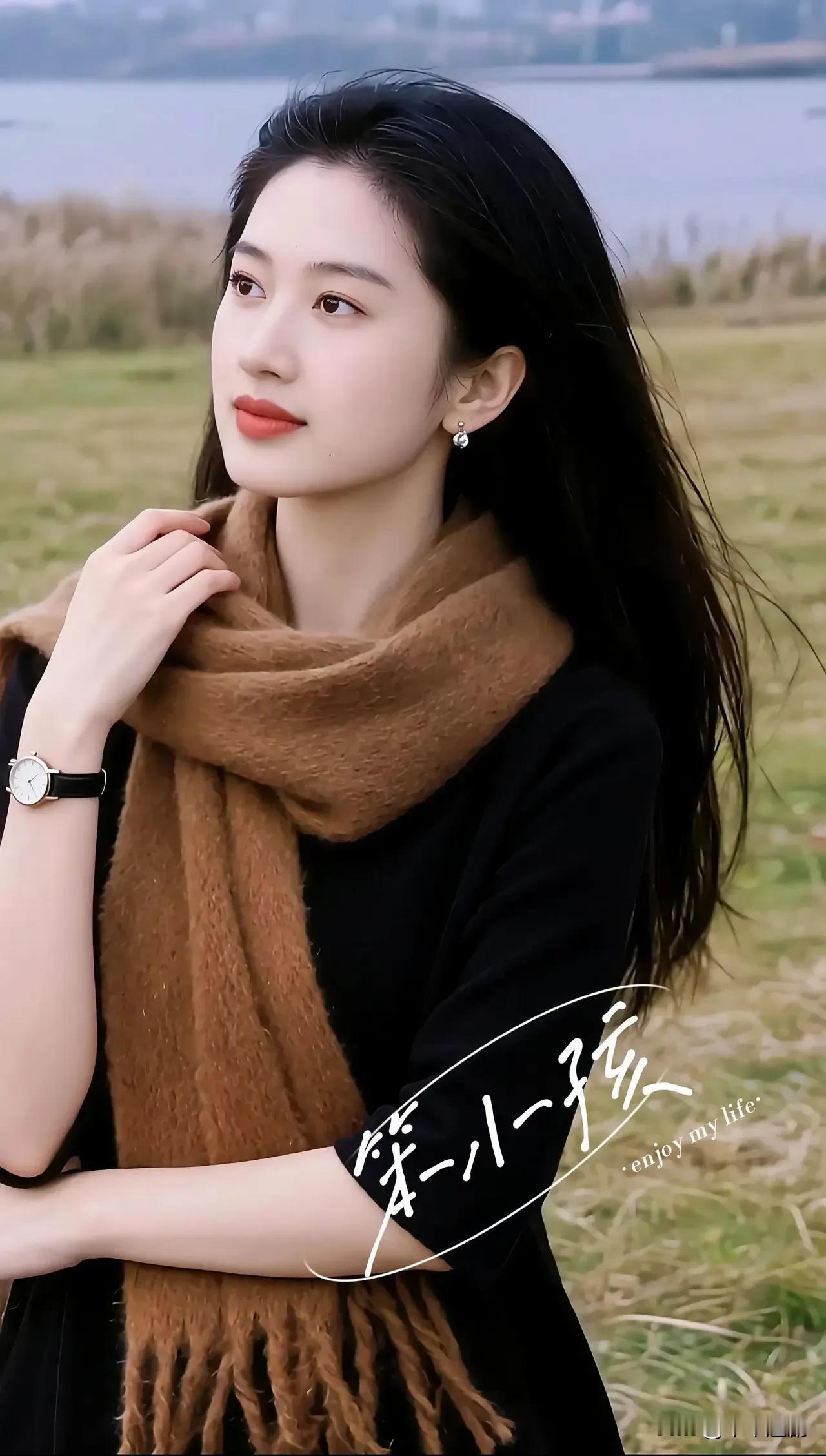 风掠过发梢，把温柔和心事都藏进了这条焦糖色的围巾里。温柔系围巾知性围巾照