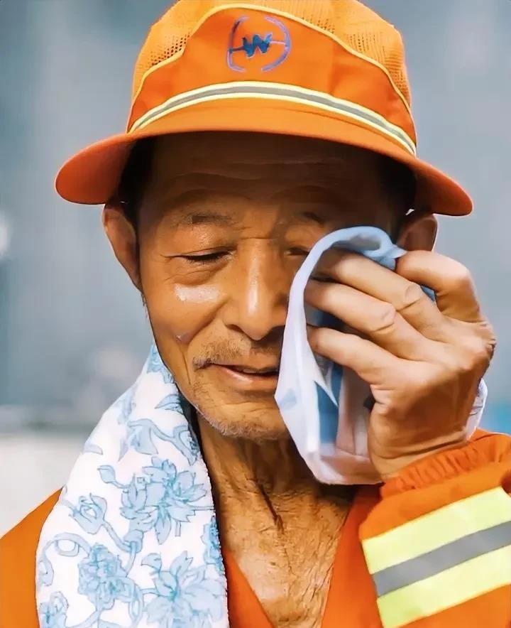 环卫工给游客翻找手表，找也不对，不找也不对。大家如果真的体恤环卫工人平时就不要乱