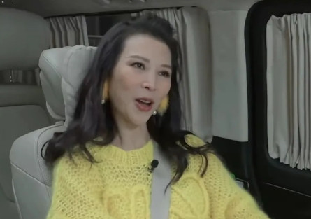 当年，蔡少芬拍戏赚钱为母还债，来到旧金山独自乘坐缆车时，年轻的蔡少芬终于忍不了现