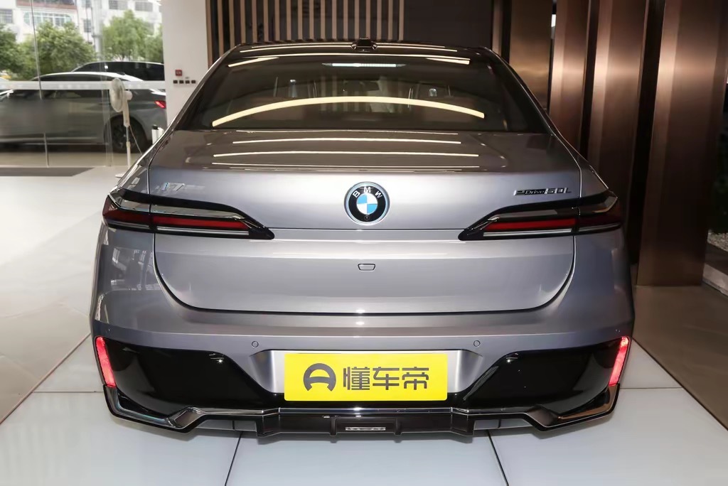 新款宝马i7的尾灯。没见过实车，不知道实车怎么样但是从图片看，至少我说不出来好看