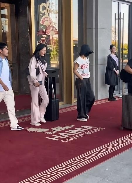 今天马伊琍现身烟台，她准备去参加飞天奖，马伊琍这次搭配的很有潮流时尚感，气质超好