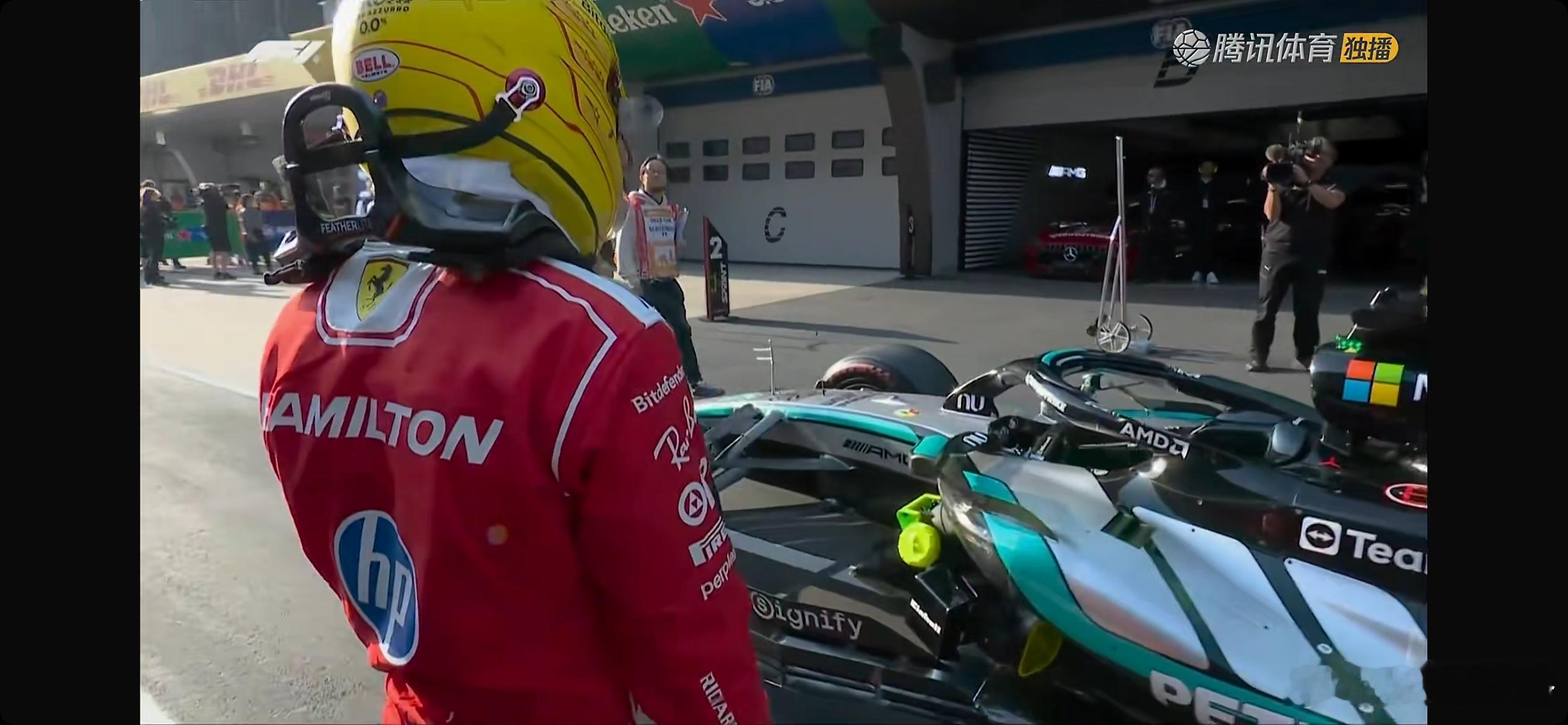 F1冲刺排位赛最佳镜头刚刚回到Pitlane，去年赢得冲刺赛冠军的汉密尔顿看