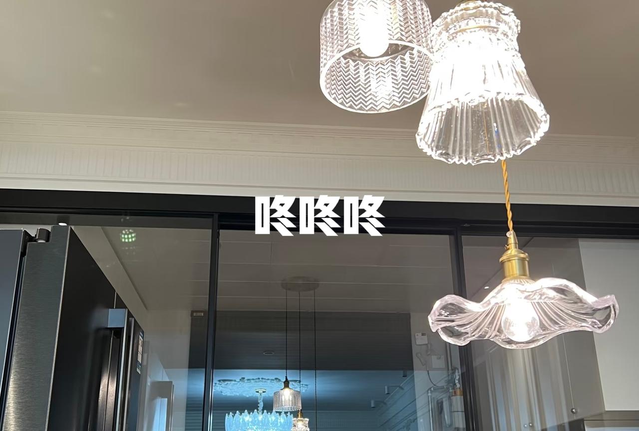 姐妹说楼下的小两口搬走了[捂脸哭]，我说，为啥啊？姐妹说：嫌我家两个小孩子太吵