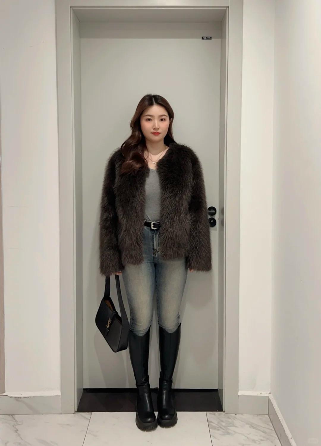 微胖小个子冬季封神穿搭必须是牛仔裤+长靴~褐色皮草短外套内搭修身打底衫，下半