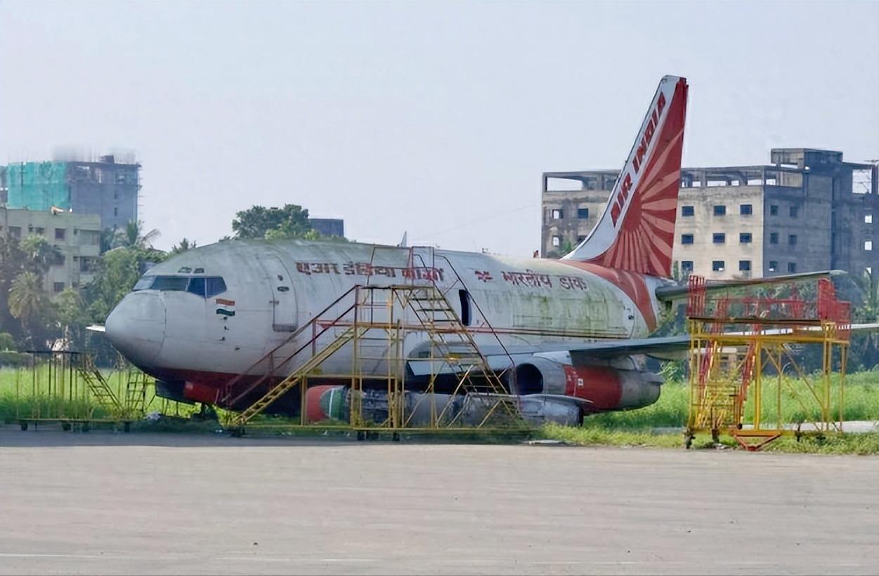 印度突然爆出一个离谱大瓜，印度航空居然把一架波音大飞机给忘在机场13年，直到加尔