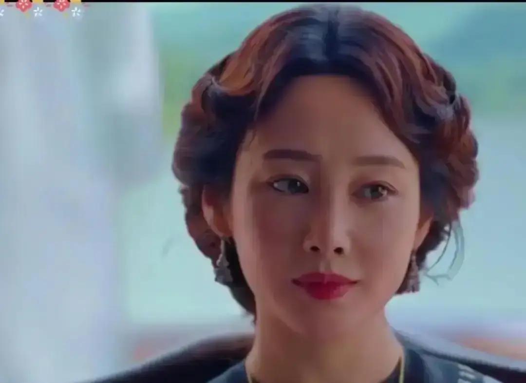 别再用烟熏妆演黑化了。看看李纯怎么演：她把霓漫天对花千骨的嫉妒，演成一种咬